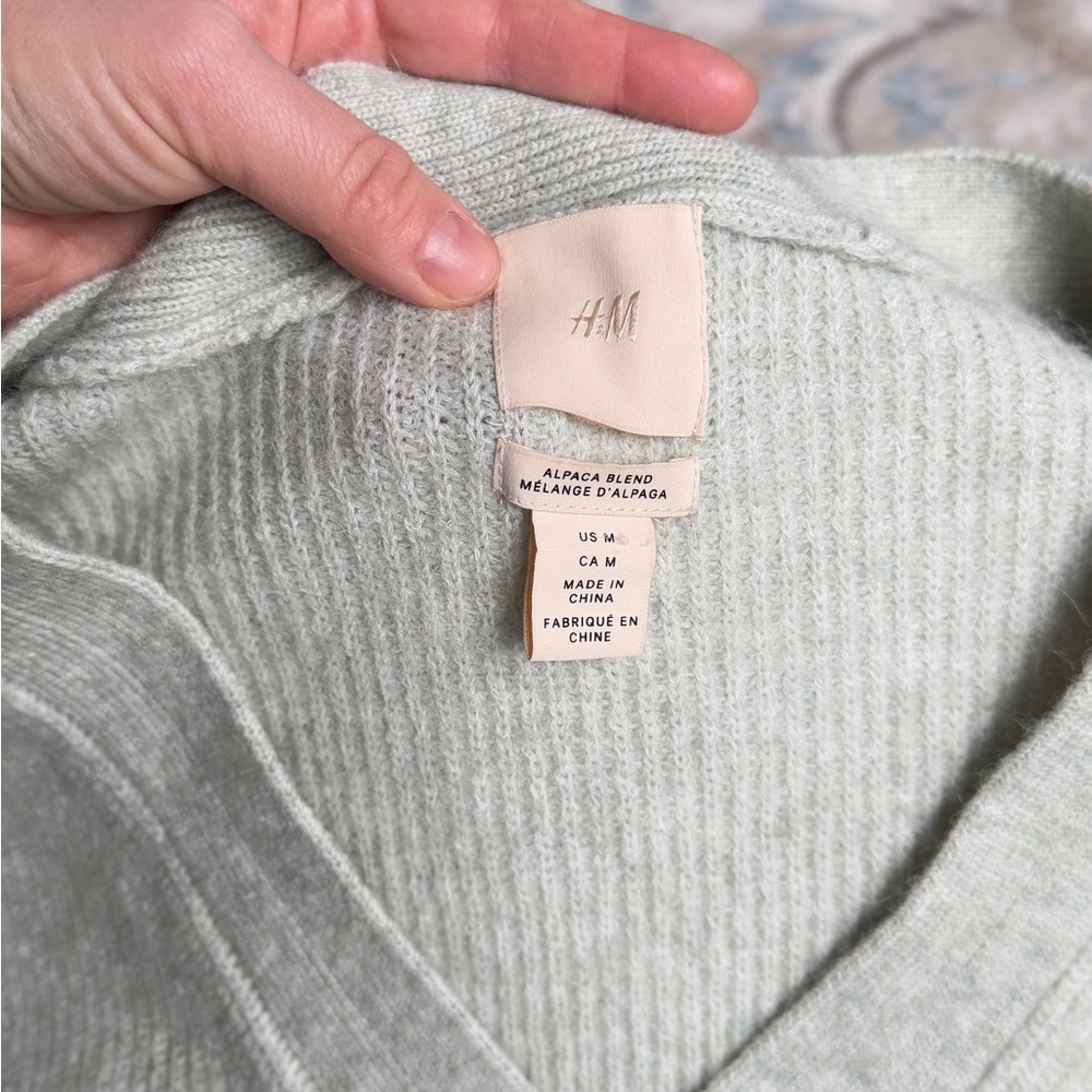 Cozy light Saige alpaca blend V-neck sweater with a relaxed fit by H&M size M - Picture 4 of 9